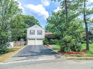 45 Hitching Post Ln, Glen Cove, NY 11542