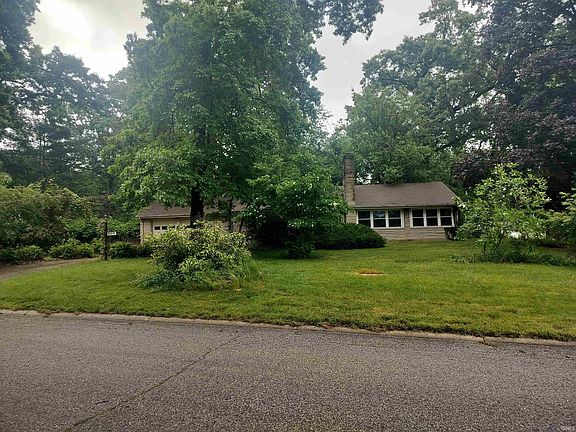 2nd image of 906 White Oak Dr