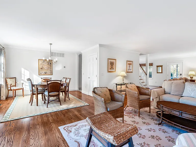 45 Quogue St — Photo 7