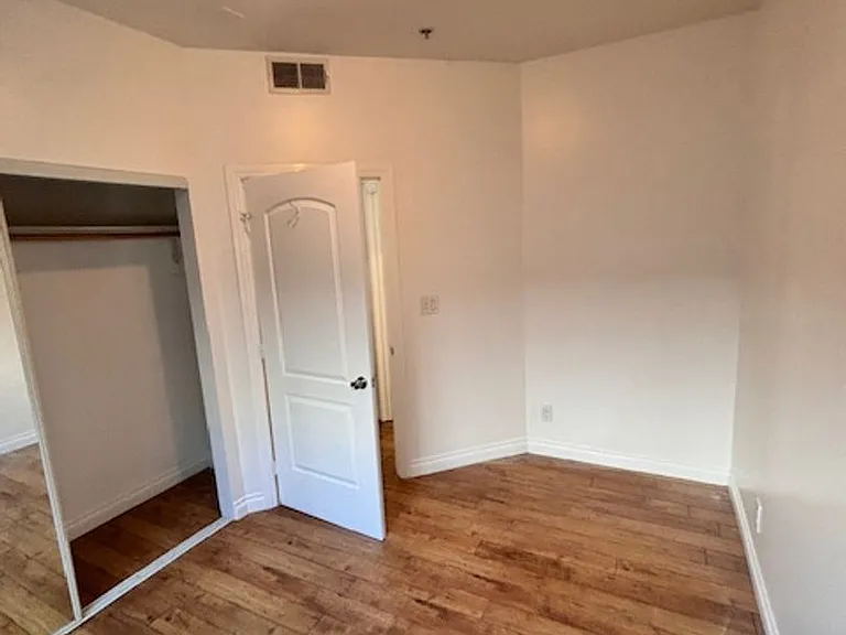 3 Bedroom 2 bathroom unit available, Larchmont area — Photo 19