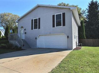521 S Wisconsin St, Elkhorn, WI 53121