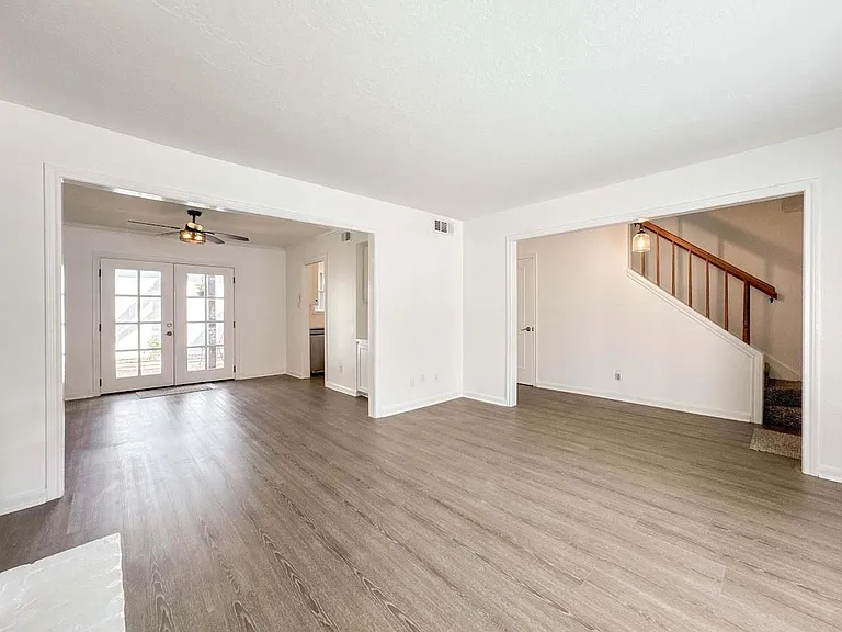 1219 Saxony Ln — Photo 3