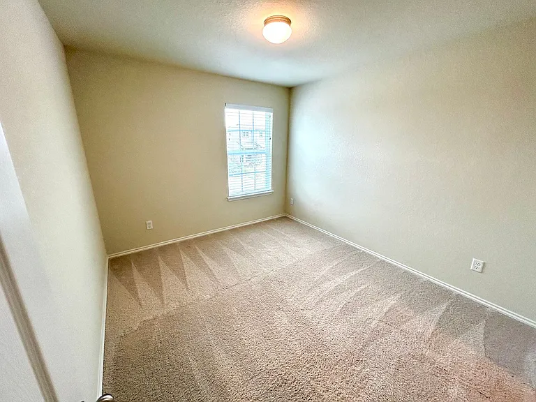 10398 Martin Crk — Photo 21
