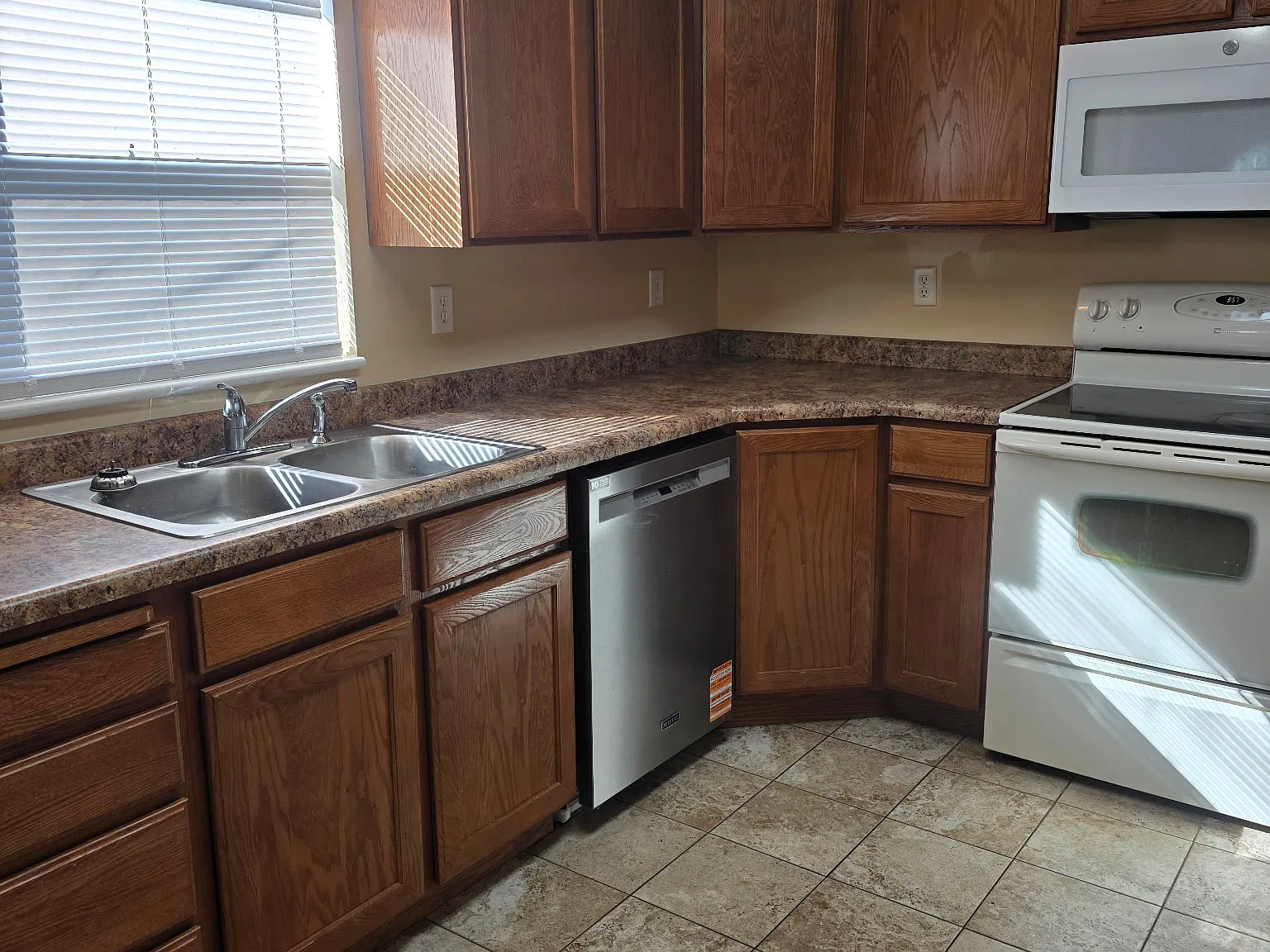 2 bed, 850 sqft, $1,150 — Photo 2