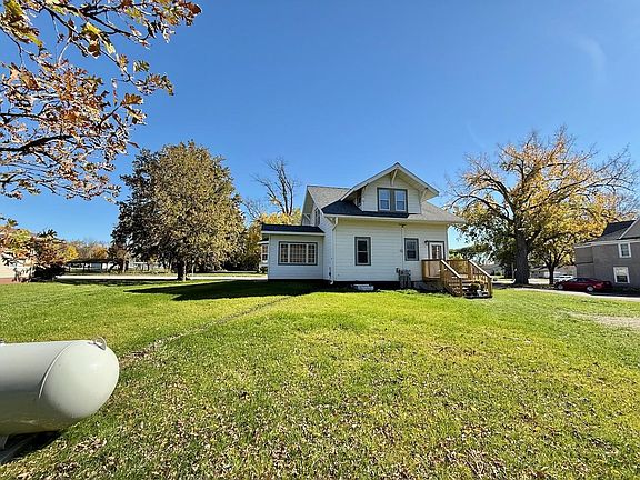 43rd image of 606 Minnesota Ave