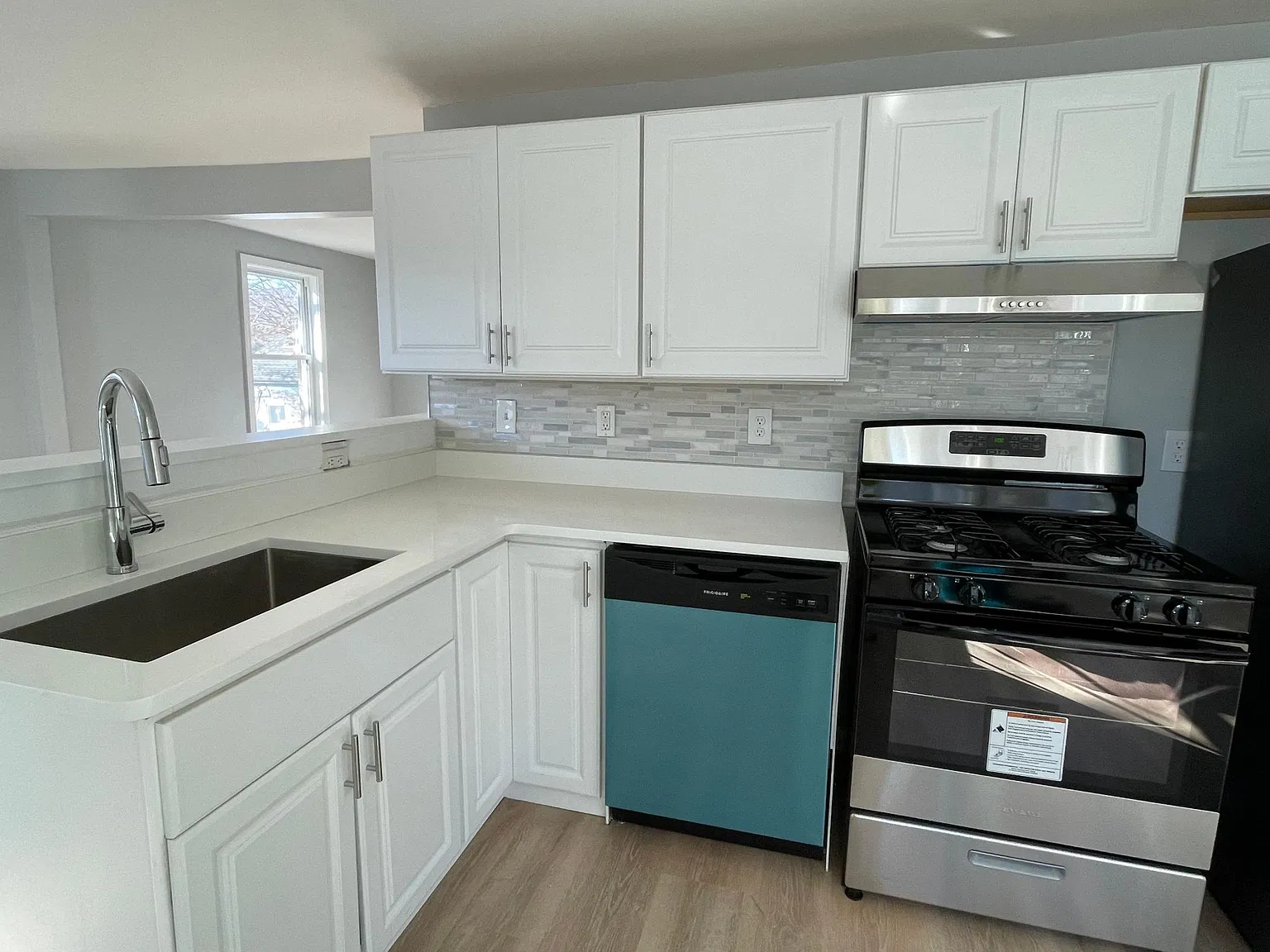 3 bed, 964 sqft, $2,200 — Photo 1