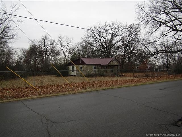 2nd image of 215 W Allen Rd