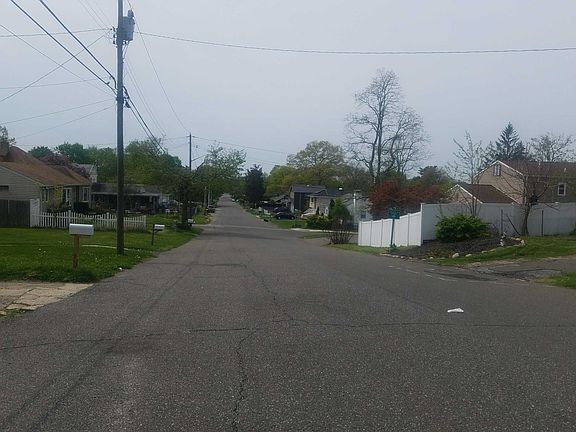 4th image of 4 Woodycrest Dr