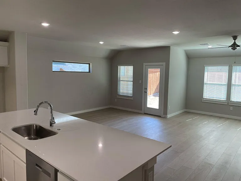 1404 Mahogany Dr — Photo 8