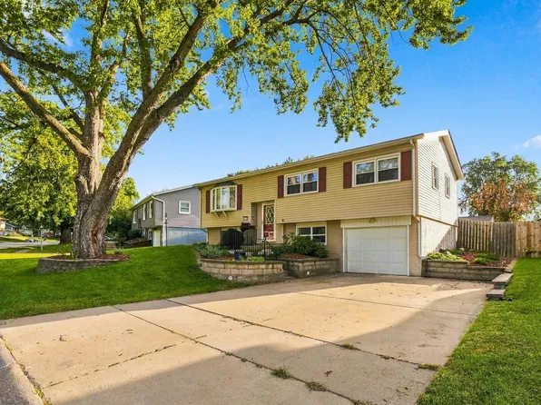 3123 Somerset Dr, Bettendorf, IA 52722