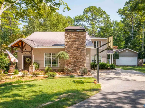 1421 Summit Dr, Gadsden, AL 35901
