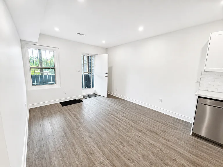 1127 Main St E — Photo 6
