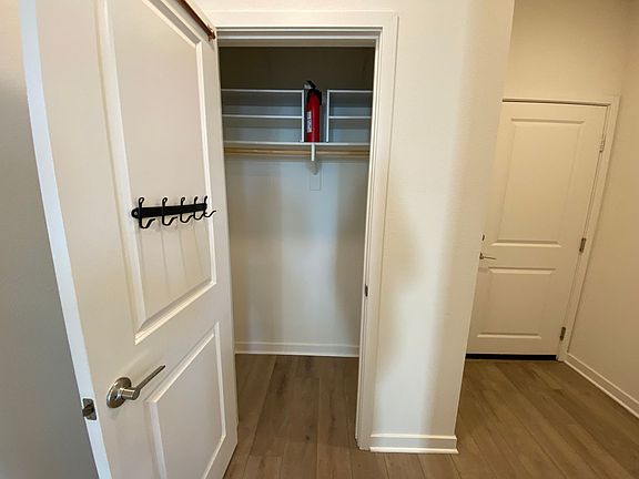 5th image of 847 Blackstone Dr