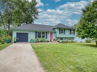 8705 W 73rd St, Prairie Village, KS 66204