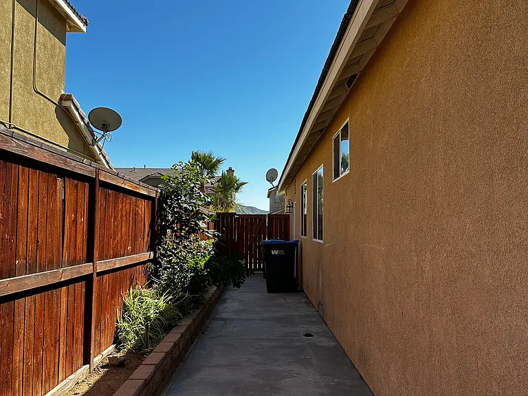 Emerald Ave — Photo 47