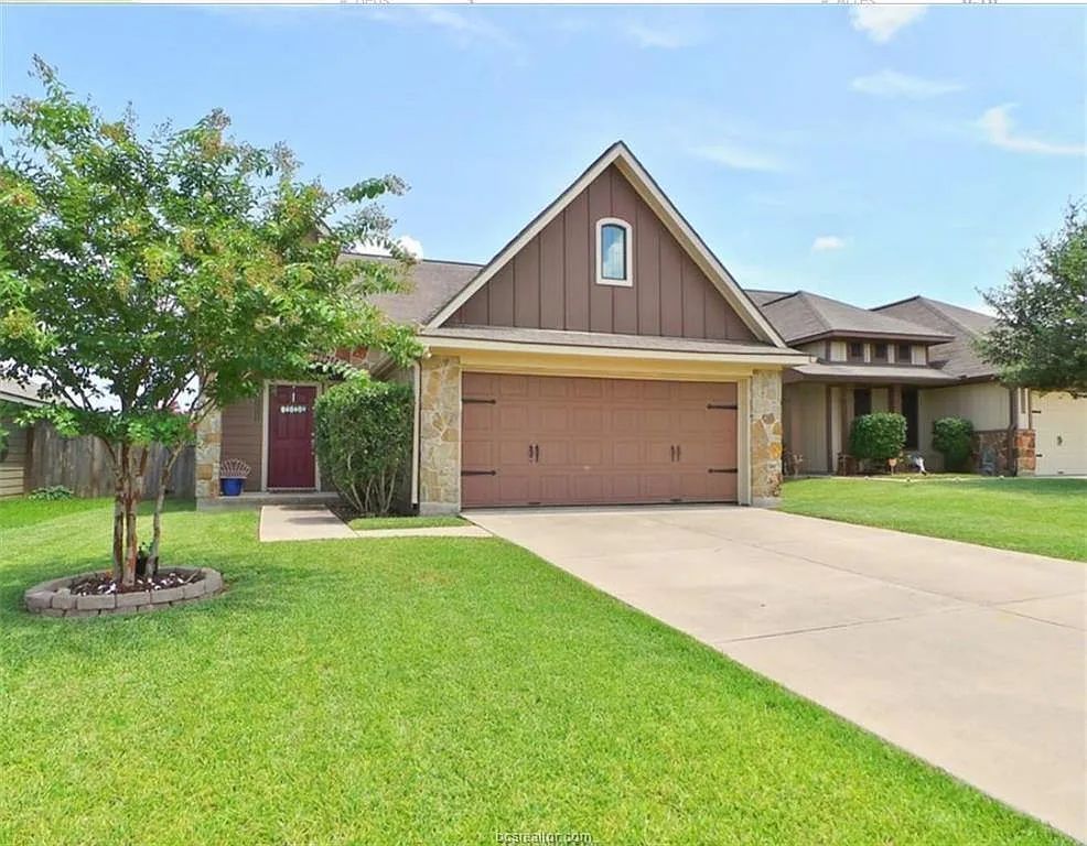 3 bed, 1192 sqft, $2,000 — Photo 1
