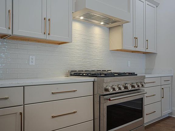3rd image of 526 Hemingway Ln
