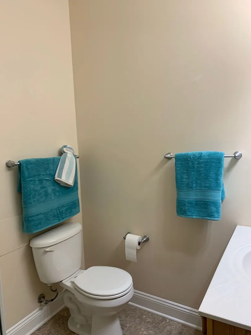 3 Bedroom, 2 Bath Townhouse End Unit with 1 Car Garage — Photo 4