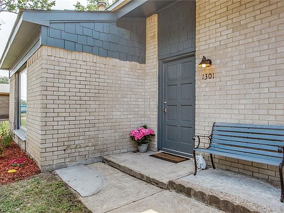 3rd image of 1301 Cielo Vista Dr