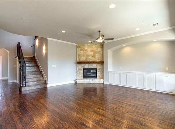 4th image of 821 Regina Ct