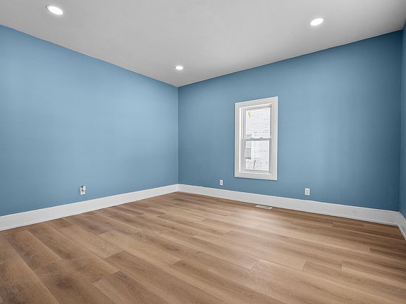 3rd image of 901 Clarence St