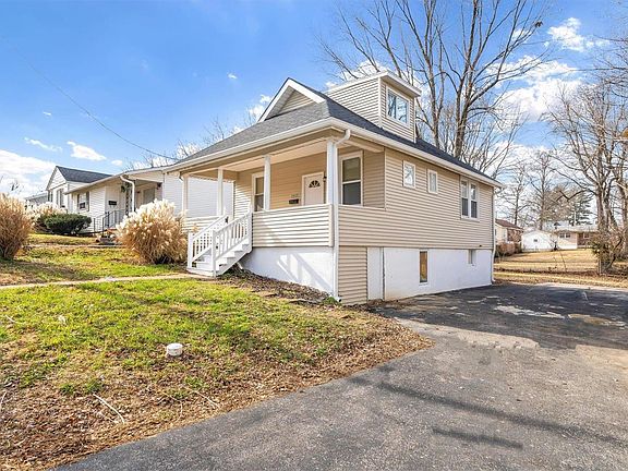 4th image of 2427 Leslie Ave