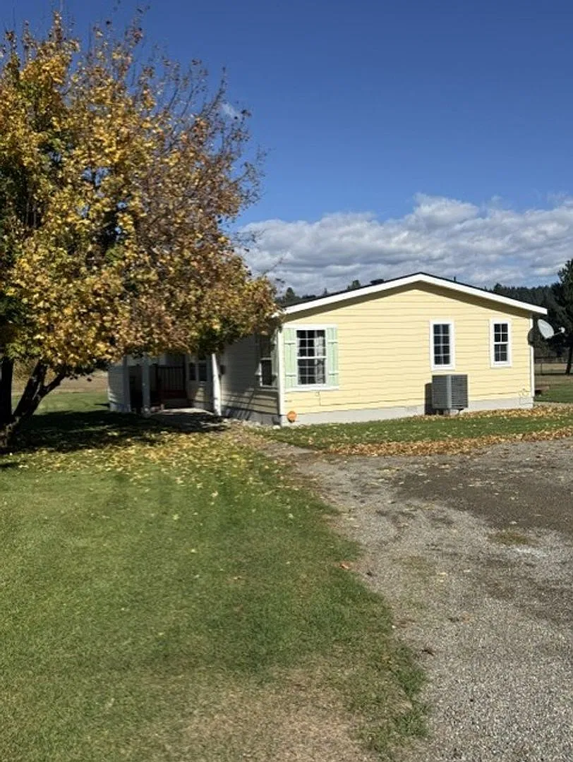 Lovely home and shop on a fully fenced acre — Photo 1