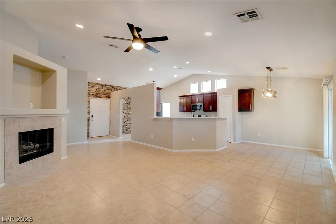 3 bed, 2.0 bath, 1494 sqft, $1,949 — Photo 4