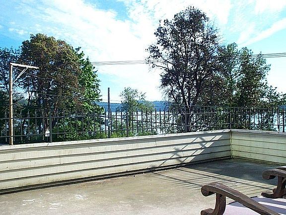 3rd image of 1530 E Lake Sammamish Pkwy NE