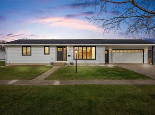 828 E Butler St, Manchester, IA 52057