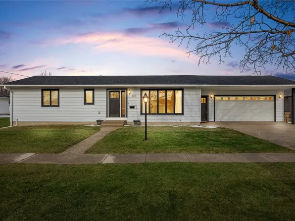 828 E Butler St, Manchester, IA 52057