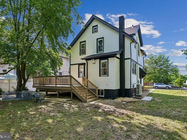 1325 Walnut Ave — Photo 4