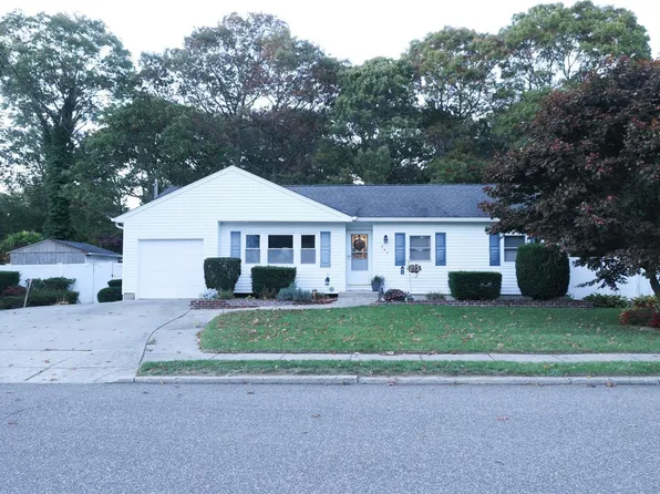 247 Trumpet Lane, Holbrook, NY 11741