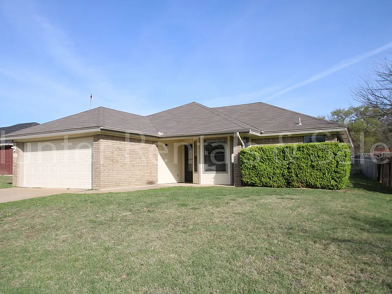 4705 Fawn Dr — Photo 2