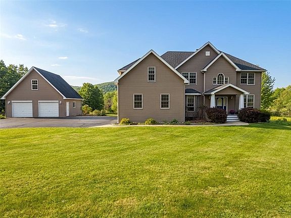 3rd image of 8 Brook Tree Ln