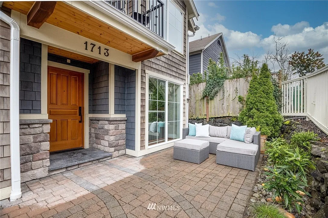3 bed, 3.5 bath, 1750 sqft, $4,850 — Photo 3