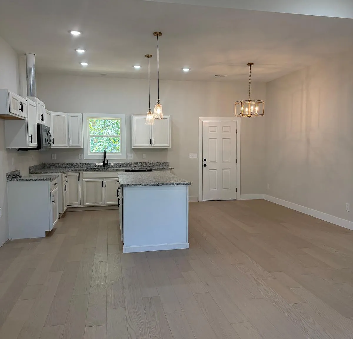 3 bed, 1484 sqft, $2,300 — Photo 3