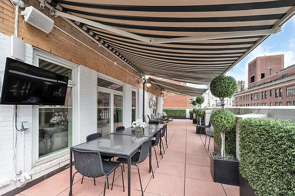 Sold by R New York | media 4