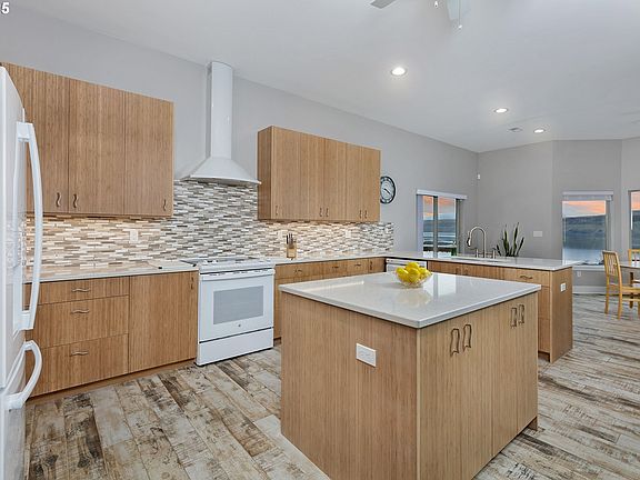 4th image of 125 Southshore Ln