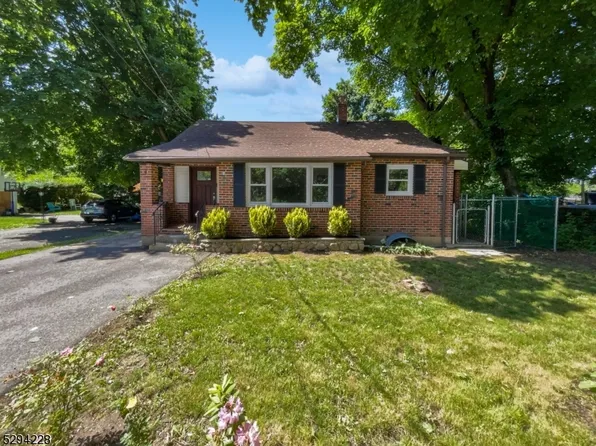 18 Maple Ter, Stanhope Boro, NJ 07874