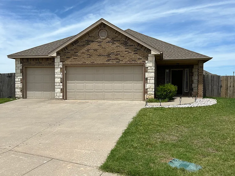 7707 SW Bradley Ct — Photo 1