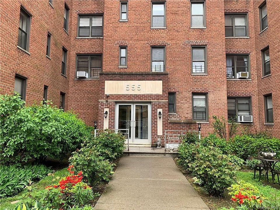 1st image of 555 McLean Ave APT 4C