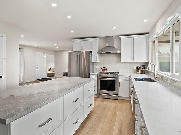 5th image of 7685 Beverly Drive