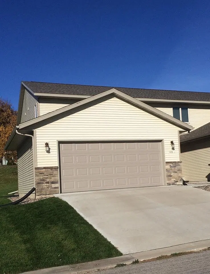 3 bed, 2.5 bath, 2592 sqft, $1,950 — Photo 1