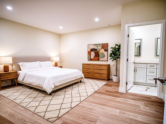 3rd image of 13920 Moorpark St APT 201