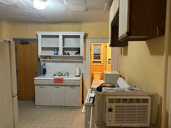 4th image of 68 Mechanic St #1