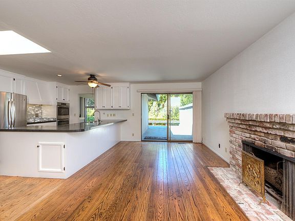 4th image of 159 Peacock Dr