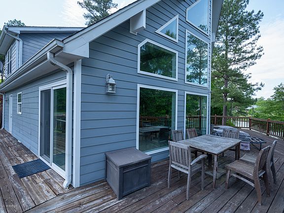3rd image of 1076 E Lakeshore Dr