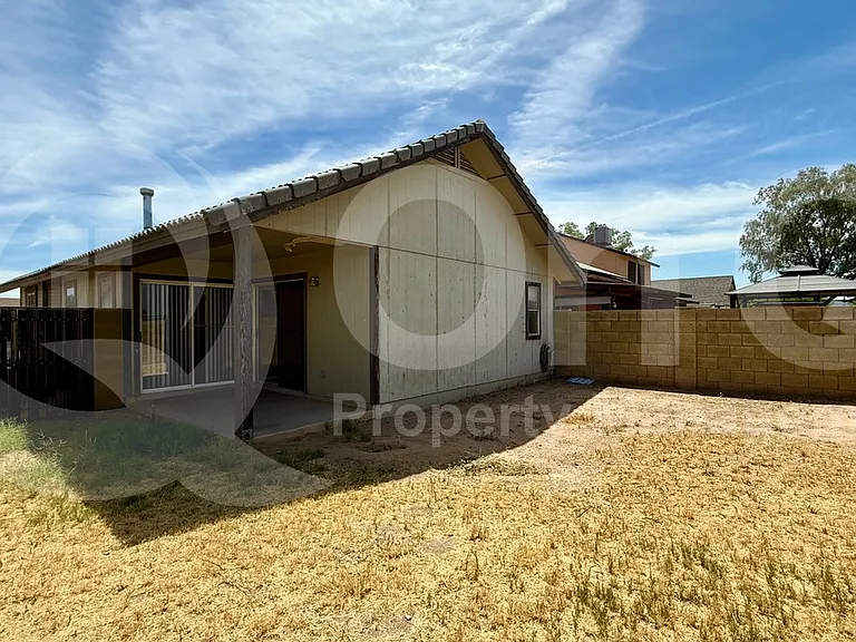 11014 N 81st Ave — Photo 18