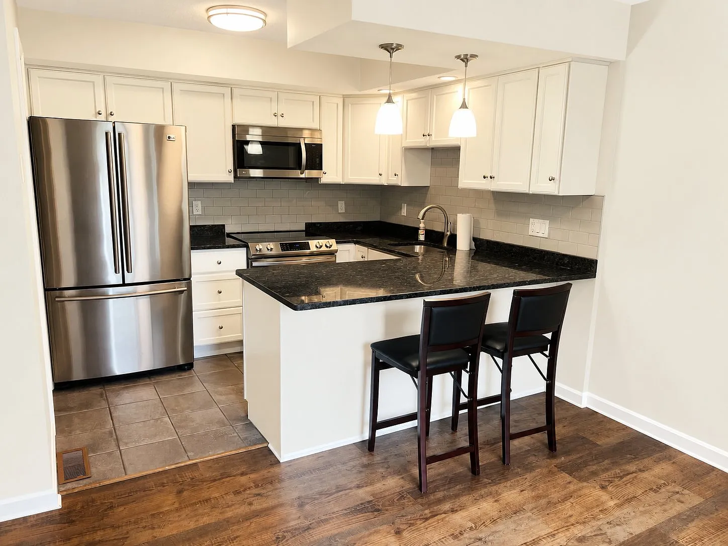 Bright & Beautiful Cumberland Condo — Photo 3